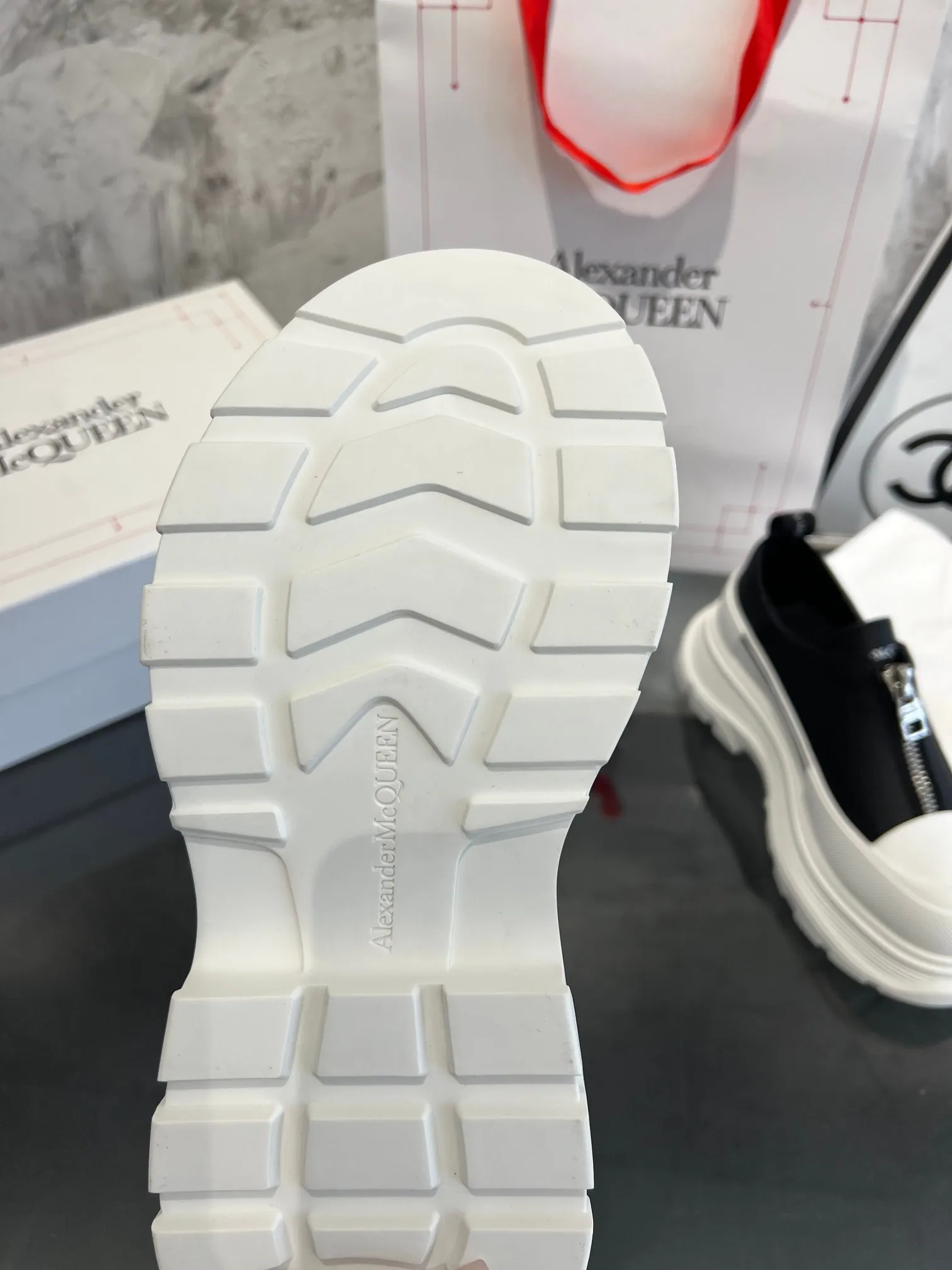 👟👟Ex-factory price 560👟👟 Women's shoes, women's clothing, men's size +10 Mc Queen, always in stock [Rose] McQueen [Rose] Dad shoes [Rose] ss early spring first release‼ ️‼ ️The latest Milan Fashion Week T-stage catwalk model, the unique and personalized design is very classy on the feet, and the round toe design allows the toes to be completely released. I spent a lot of money to buy multiple pairs of the originals and dismantled them and made replicas. Many celebrities such as Guli Nazha, Wu Lei, and Internet celebrity bloggers have endorsed Xiaohongshu’s popular products, and the products are sold out at the counters! Fabric: Imported cowhide fabric Lining: Imported silk sheepskin Foot: Imported silk sheepskin Size: 35-40 for women and 40-44 for men Packing: Original full set of packaging Outsole: 5 cm higher, top original version
